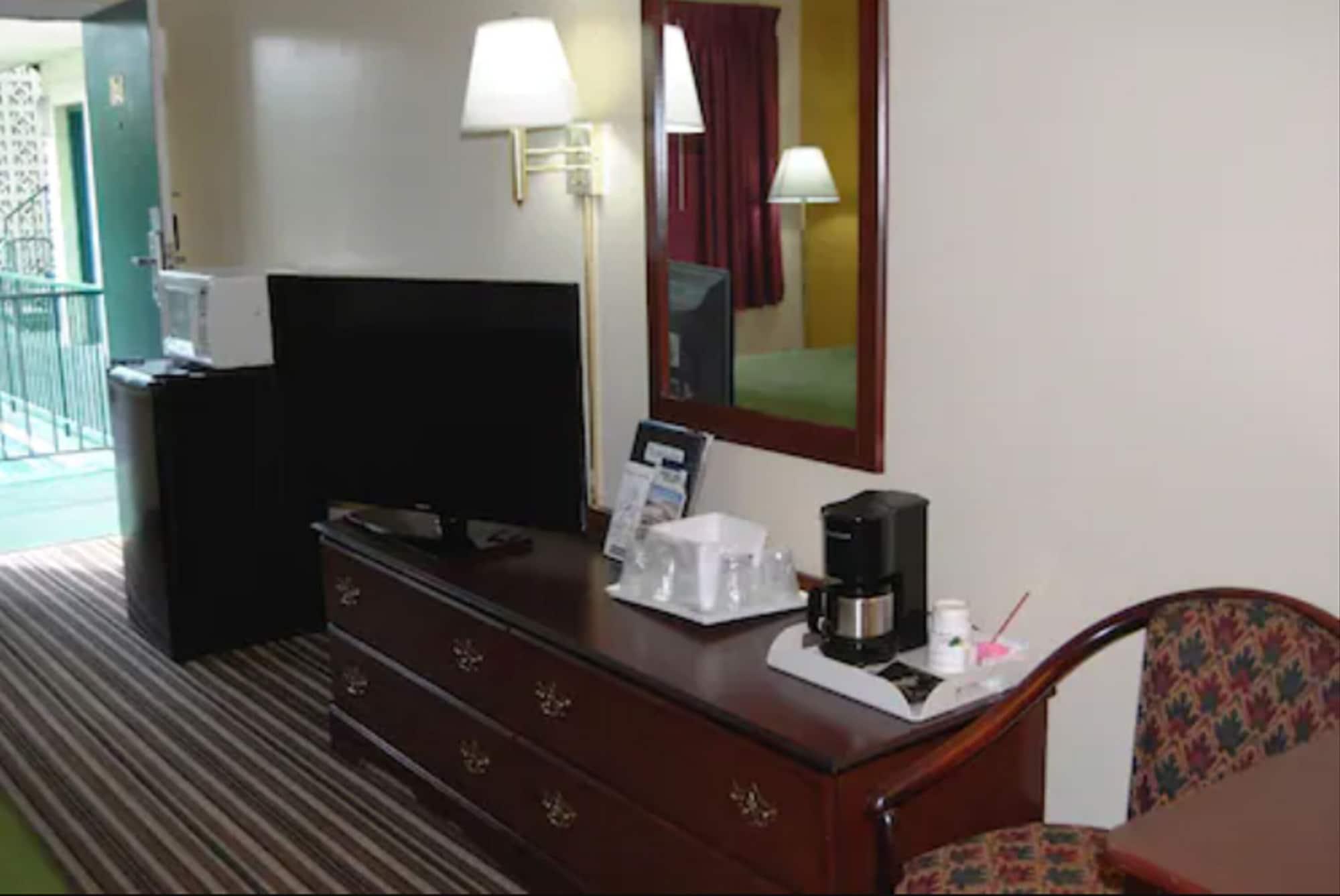 Travelodge By Wyndham Чеймбърсбърг Екстериор снимка